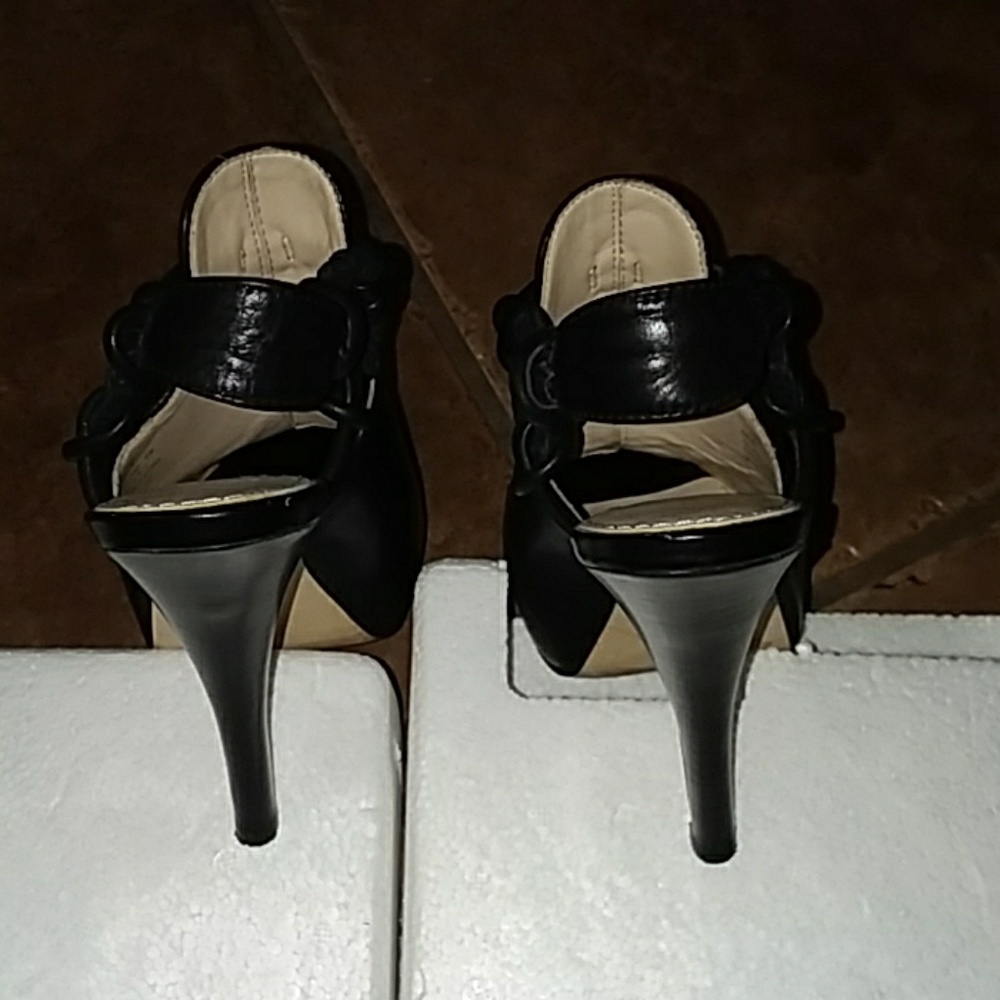 Calvin Klein - Picture 3 of 8